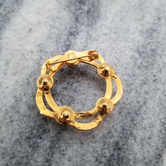Vintage Gold Tone Wreath Brooch with Faux Pearls, Lapel Pin, Estate - Picture 3 of 5